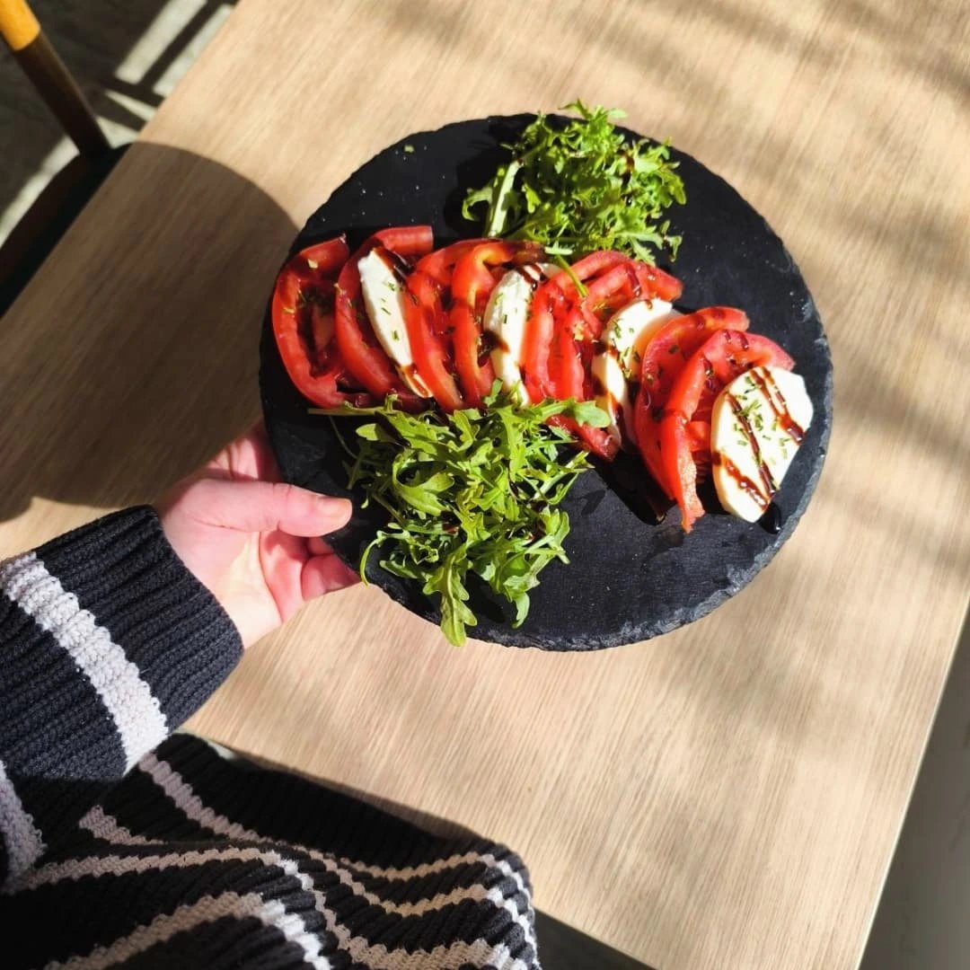 Bar i čaše u pub atmosferi