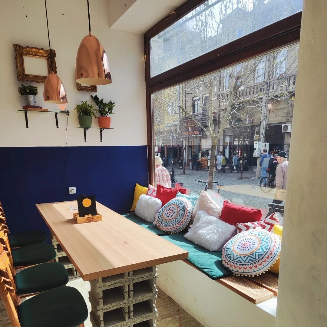 Ekipa koja uživa u piću i druženju